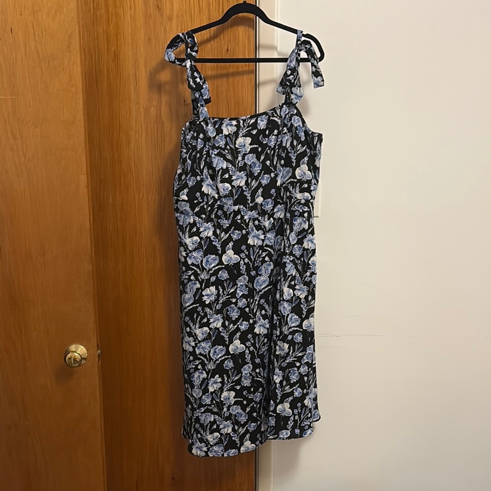 NWOT BloomChic Floral Black and Blue Dress
